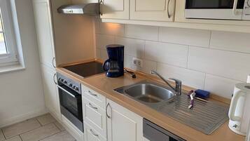 Kühlschrank, Mikrowelle, Ofen, Geschirrspüler