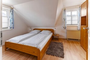 2 bedrooms, travel cot, WiFi