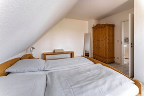 3 bedrooms, travel cot, WiFi