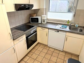 Kühlschrank, Mikrowelle, Ofen, Geschirrspüler