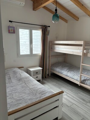 2 habitaciones y tabla de planchar con plancha 