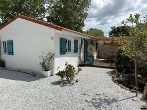 Outdoor dining - Air-Conditioned Holiday Home – 150 m from Beach – Garden & Parking – Sleeps 6 (Cap dAgde)