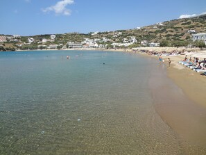 Ranta lähistöllä, aurinkotuoleja