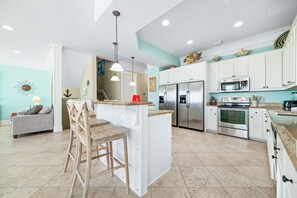 Fridge, microwave, oven, stovetop - BEACHFRONT, PRIVATE HOUSE, PRIVATE BEACH ACCESS! (Gulf Shores)