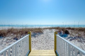 On the beach - BEACHFRONT, PRIVATE HOUSE, PRIVATE POOL, PRIVATE BEACH ACCESS! (Gulf Shores)