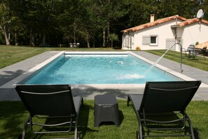 Una piscina al aire libre, una piscina climatizada