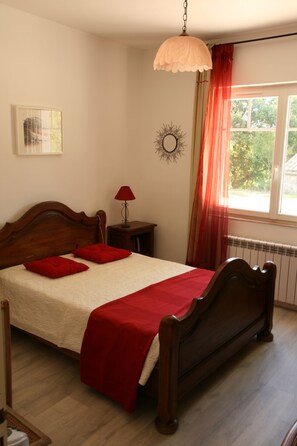 2 habitaciones, tabla de planchar con plancha y wifi gratis 