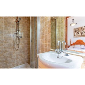 浴槽、ヘアドライヤー、タオル