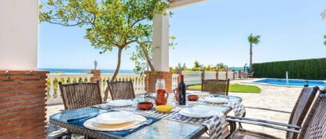 屋外ダイニングエリア