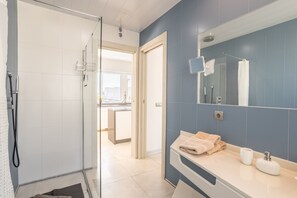Dusche, Haartrockner, Handtücher