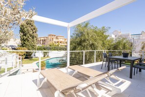 Outdoor dining - Apartment Sai Gayatri with Sea View, Pool, Wi-Fi & Garden (Nerja)