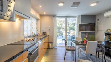 Køleskab, mikrobølgeovn, ovn, kogeplade