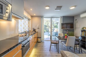 Kühlschrank, Mikrowelle, Ofen, Herdplatte