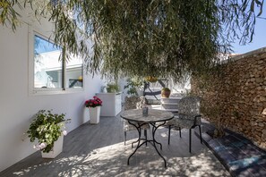 Outdoor dining - Apartment San Jose with Sea View, Pool, Wi-Fi & Garden (Nerja)