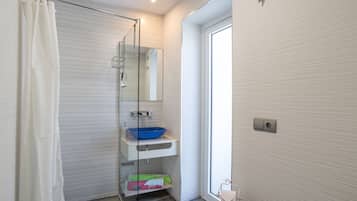 Een douche, een haardroger, handdoeken