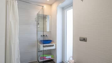 Shower, hair dryer, towels