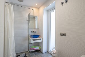 Dusche, Haartrockner, Handtücher