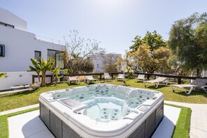 Tina de hidromasaje al aire libre