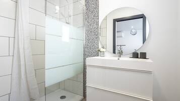 Bathtub, hair dryer, towels