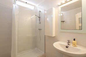 Bathtub, hair dryer, towels - Casa Chloe with fantastic view, Wi-Fi, Pool, Air-conditioning (Nerja)