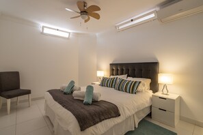 5 bedrooms, iron/ironing board, free WiFi, bed sheets - Casa Chloe with fantastic view, Wi-Fi, Pool, Air-conditioning (Nerja)