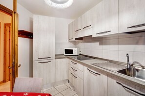 Køleskab, mikrobølgeovn, kogeplade, opvaskemaskine