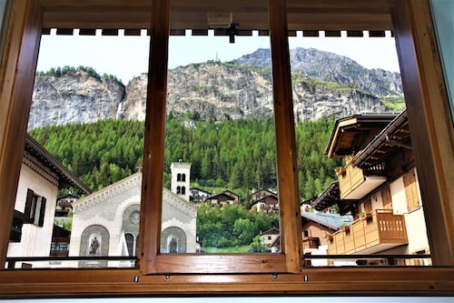 Apartment 'A Due Passi Valdidentro' near Ski Lifts with Mountain View & Wi-Fi