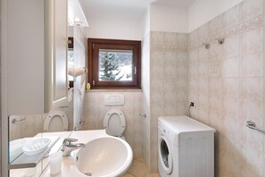 Douche, sèche-cheveux, serviettes fournies