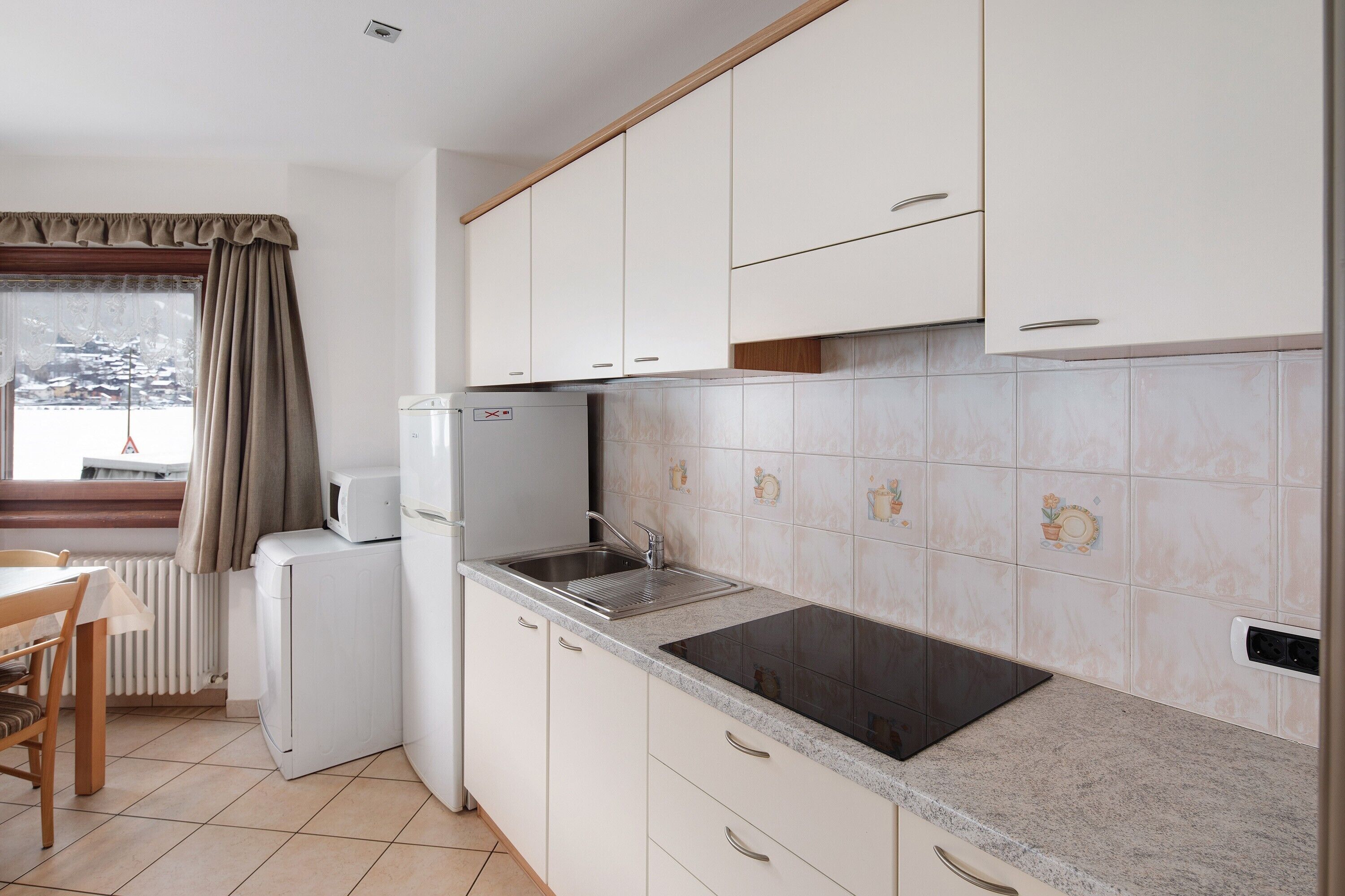 Kühlschrank, Mikrowelle, Herdplatte, Geschirrspüler