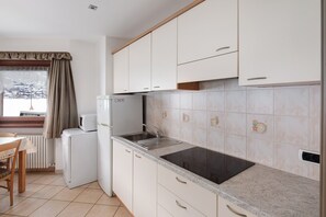 Fridge, microwave, stovetop, dishwasher - Holiday Apartment "Arcobaleno Giallo" with Mountain View, Wi-Fi & Garden (Livigno)