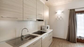 Réfrigérateur, micro-ondes, plaque de cuisson, lave-vaisselle