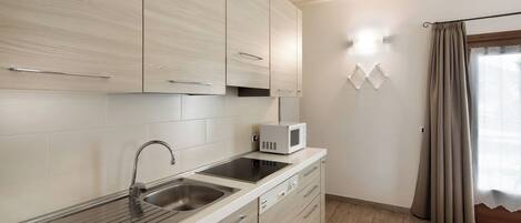 Kühlschrank, Mikrowelle, Herdplatte, Geschirrspüler