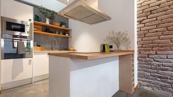 Frigorifero, microonde, forno, piano cottura