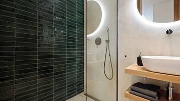 Dusch, hårtork och handdukar