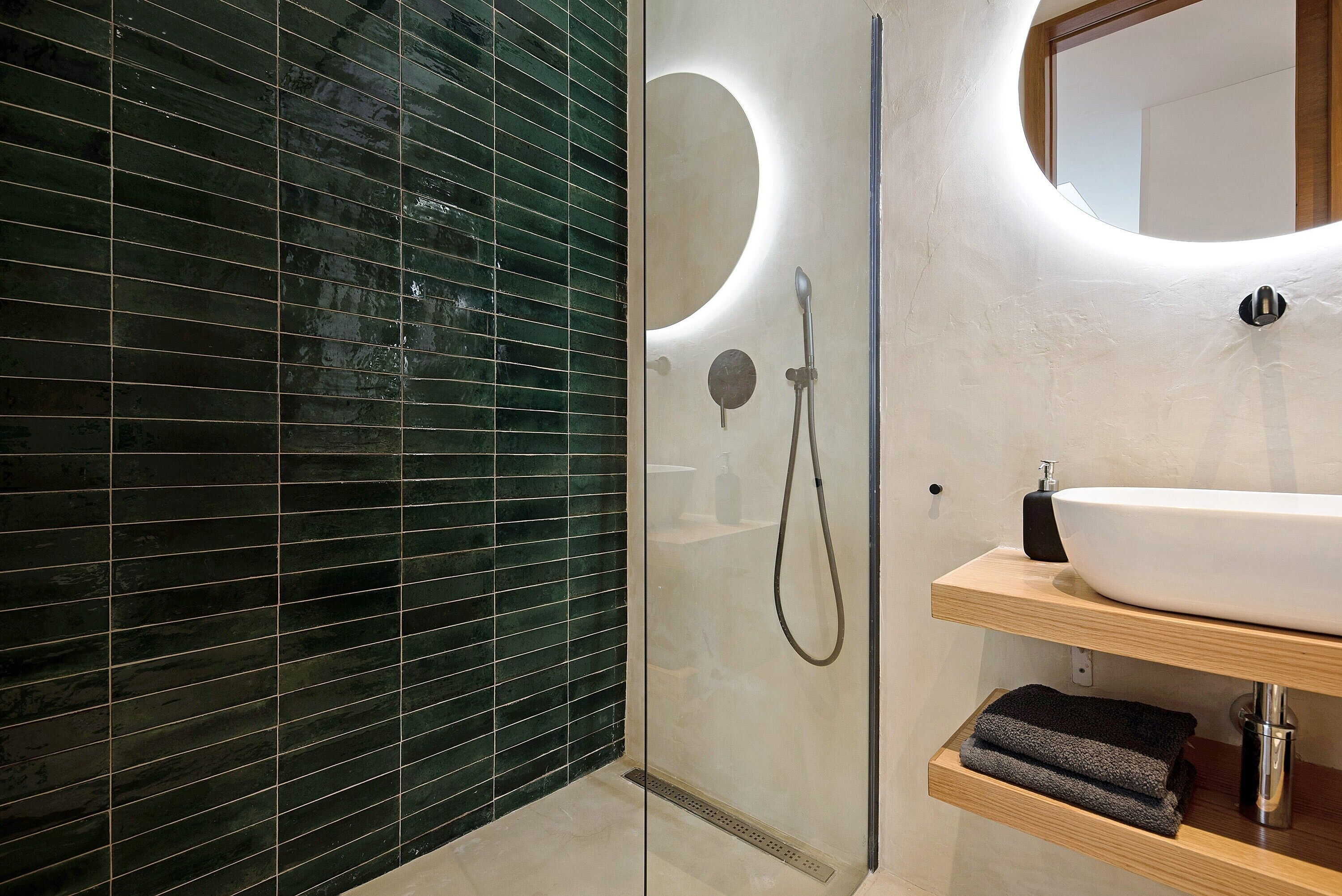 Dusch, hårtork och handdukar