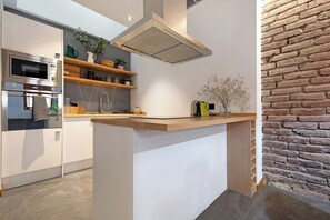 Réfrigérateur, micro-ondes, four, plaque de cuisson