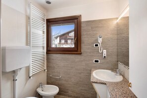 Een douche, een haardroger, handdoeken