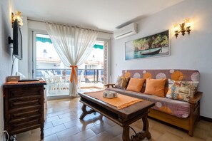 TV - Apartment "Mexico I" on the Beachfront with Terrace, A/C and Wi-Fi (Cambrils)