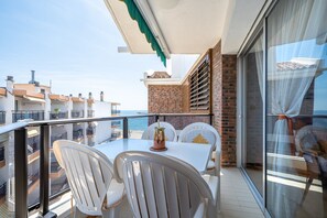 Outdoor dining - Apartment "Mexico I" on the Beachfront with Terrace, A/C and Wi-Fi (Cambrils)
