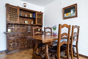 Ein Essbereich mit Holzschrank, Tisch und Stühlen.