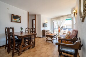 Interior - Apartment "Mexico I" on the Beachfront with Terrace, A/C and Wi-Fi (Cambrils)