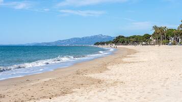 Una spiaggia nelle vicinanze