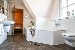 Shower, towels - House Rose, luxury vacation home in Fuhlendorf for 4 people with sauna and beach chair (Fuhlendorf)
