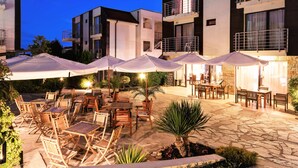 Outdoor dining - Seaside Apartment with 2 Bedrooms for up to 5 Guests (Sunny Beach)