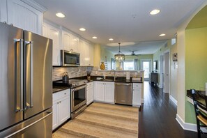 Frigorifero, microonde, piano cottura, lavastoviglie