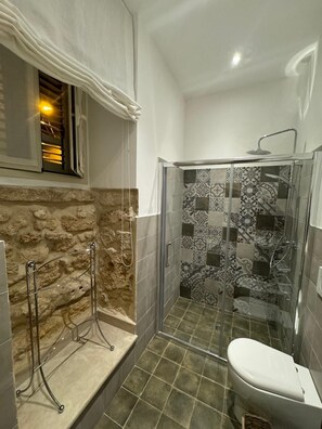 Badkar/dusch, hårtork och handdukar