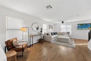 LED TV, Netflix, Hulu, streaming services - Majestic Pine 4bd/3 bath • Wifi • Pool•BBQ grill (Las Vegas)