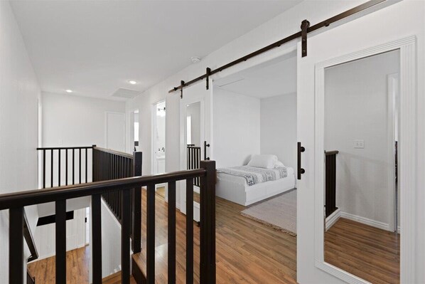 4 bedrooms, memory foam beds, desk, iron/ironing board - Majestic Pine 4bd/3 bath • Wifi • Pool•BBQ grill (Las Vegas)