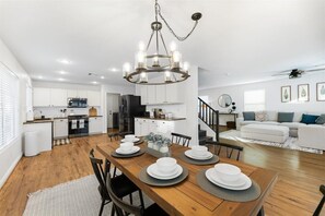 Interior - Majestic Pine 4bd/3 bath • Wifi • Pool•BBQ grill (Las Vegas)