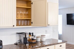 Interior - Majestic Pine 4bd/3 bath • Wifi • Pool•BBQ grill (Las Vegas)